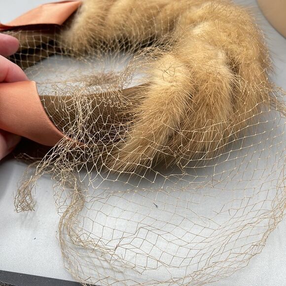 Vintage 1960’s tan  Mink pill box Champagne satin ribbon with veil cage - Picture 5 of 8